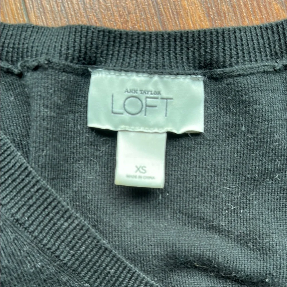 ⬛️⬛️EUC LOFT Black V-Neck Sweater with Form-Fitting Silhouette⬛️⬛️